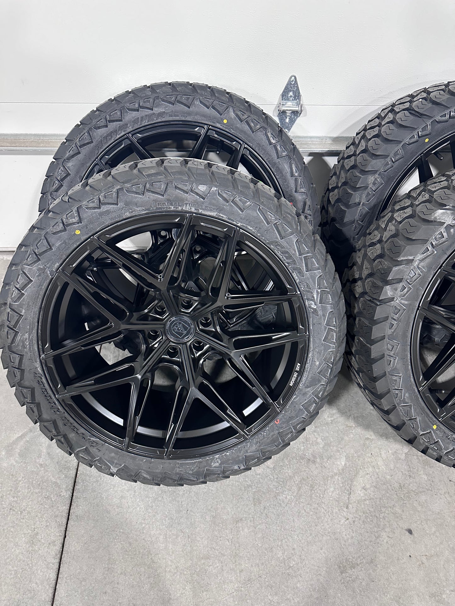 22x10 Axe Hype SB 6x5x5 (6x139.7) 305/40r22 Amp ATA